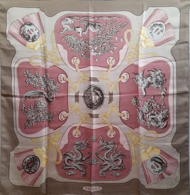 HERMES, PARIS. Carré en twill de soie modèle "Tsubas", dessi…