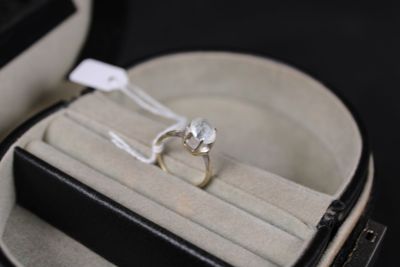 une bague dans un écrin, avec une étiquette de prix dessus
