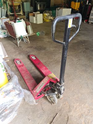 une photo d'un cariste dans un garage