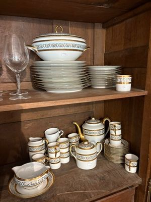 de nombreuses assiettes et tasses rangées sur une étagère dans un placard