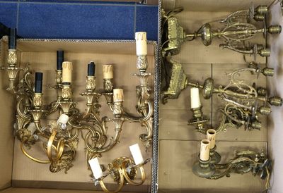 une boîte contenant tout un tas de bougies