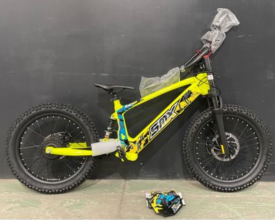 un vélo posé à côté d'une canette de soda