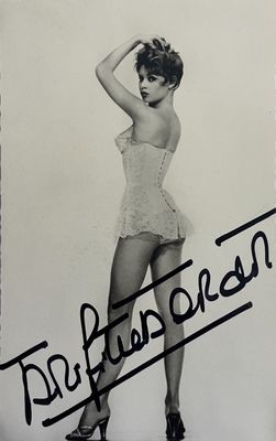 une vieille photo en noir et blanc d'une femme portant un corset