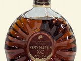 La bouteille de Rémy Martin XO est posée sur la table.