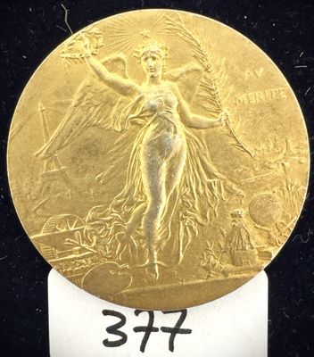 une image montrant un gros plan d'une médaille d'or posée sur une surface noire