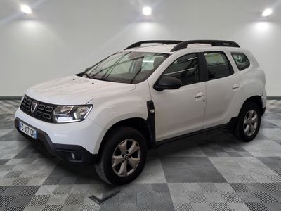 la dacia blanche est garée sur un carrelage à carreaux