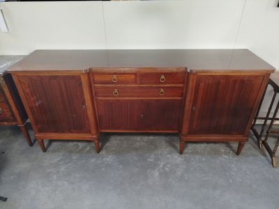 une photo d'un buffet en bois avec deux tabourets