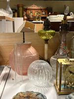 Lampes à pétrole, petite vitrine (accidents), deux pendules,… (photo 4)