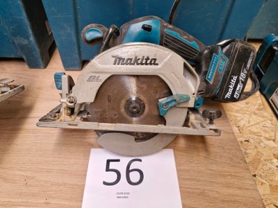 une scie circulaire posée sur une table, avec une étiquette de prix dessus
