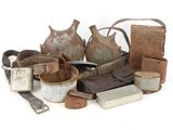 beaucoup de vieux objets qui traînent sur la table
