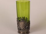 vase en verre vert avec un socle en métal et un décor argenté
