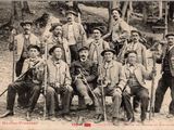 un groupe d'hommes posant pour une photo dans les bois