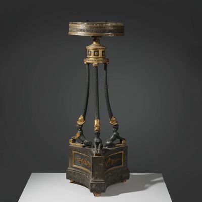 l'image d'une table sur laquelle est posée une lampe