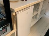 un petit réfrigérateur posé sur un plan de travail