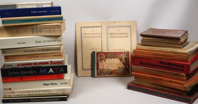 plusieurs livres sont empilés sur une table