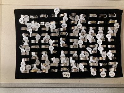 une photo d'un présentoir d'objets en argent et de bagues en argent