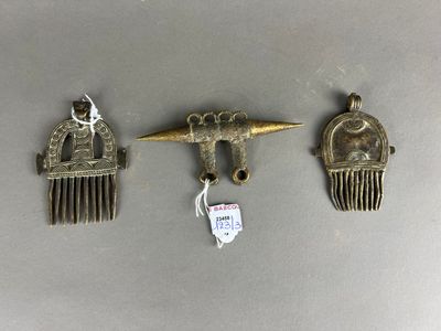 trois peignes anciens et une barrette posés sur une table