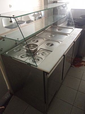 une photo d'une cuisine professionnelle équipée d'une cuisinière et d'un évier