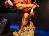 une figurine d'un homme tenant une épée et une balle