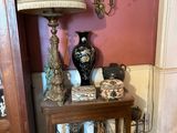 une petite table sur laquelle est posée une lampe, dans une pièce