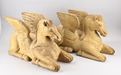 Il s'agit de deux statues de chevaux avec des ailes sur le dos