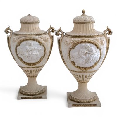 une paire de vases blancs et dorés ornés de personnages