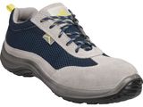 gros plan d'une paire de chaussures sur fond blanc