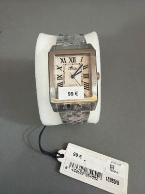 une montre posée sur une table avec une étiquette de prix