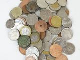 une pile de pièces de monnaie posée sur une surface blanche
