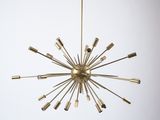 un grand lustre en laiton à huit lumières suspendu au plafond