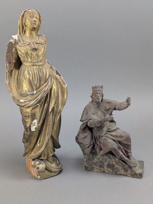 Réunion de deux sujets en bois sculpté comprenant : -La Vier…