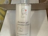 un flacon de gel douche posé sur une boîte en carton