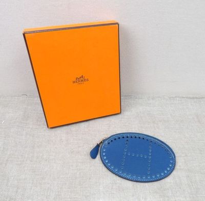 une boîte orange et bleue, avec un porte-clés posé à côté