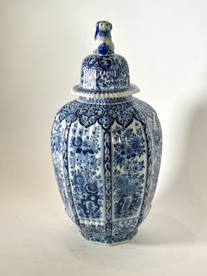 un vase bleu et blanc avec un couvercle sur une table