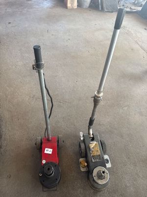 deux scooters posés sur le sol en béton