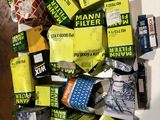 une pile de paquets de cigarettes posée sur une table