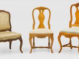 trois chaises avec des assises rembourrées et un coussin au niveau du dossier
