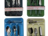 quatre plateaux en plastique de couleurs différentes, contenant chacun des fourchettes et des cuillères