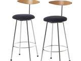 une paire de tabourets noirs et chromés avec une assise en bois