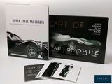 une image représentant une photo en noir et blanc d'une voiture et d'un livre