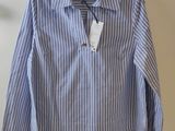 un gros plan d'une chemise suspendue à un cintre accroché au mur