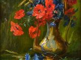 peinture représentant des fleurs rouges et bleues dans un vase en cuivre sur fond vert