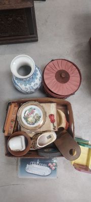 beaucoup d'objets posés sur le sol