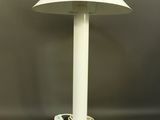 une photo d'une lampe de table blanche équipée d'une télécommande