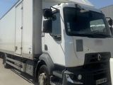 un camion blanc garé dans un parking
