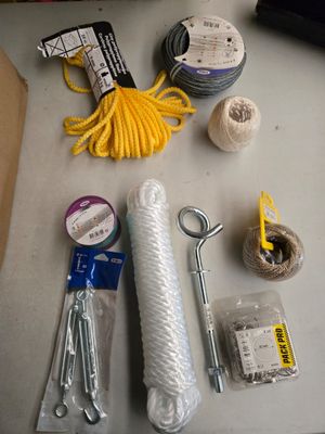 une table sur laquelle se trouvent plusieurs objets différents