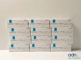 une pile de boîtes de médicaments blanches et bleues posées sur une table