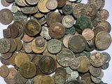 une pile de vieilles pièces de monnaie sur une surface blanche