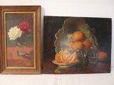 deux tableaux représentant des oranges et des roses dans un vase en verre posé sur une table