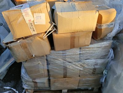 plusieurs boîtes empilées sur une palette
